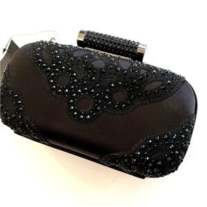 Badgley Mischka timeless ‘New’ black clutch with chain strap